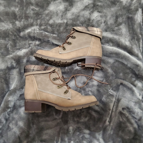 Sporto Shoes - Plaid and gray slouchy boot